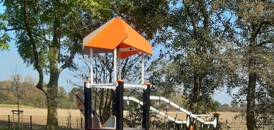 boellhoff-galabau-baumpflege-leistungen-spielplaetze-1 Spielplatz in einer Grünanlage.