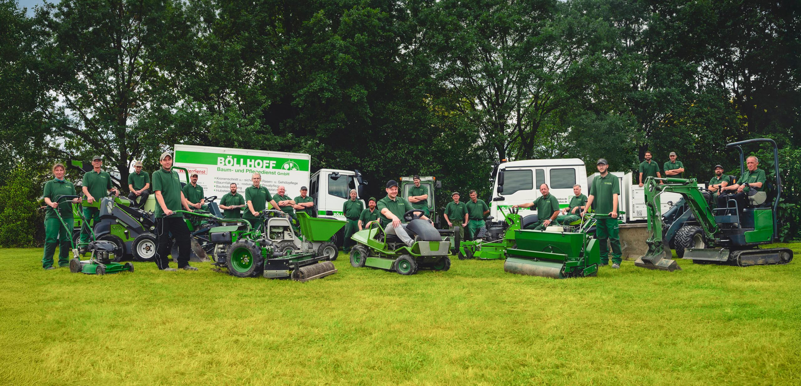 boellhoff-galabau-baumpflege-teamfoto-gruppenbild-headerbild-desktop Gruppenbild der Gartenlandschaftsbauer der Firma Böllhoff.