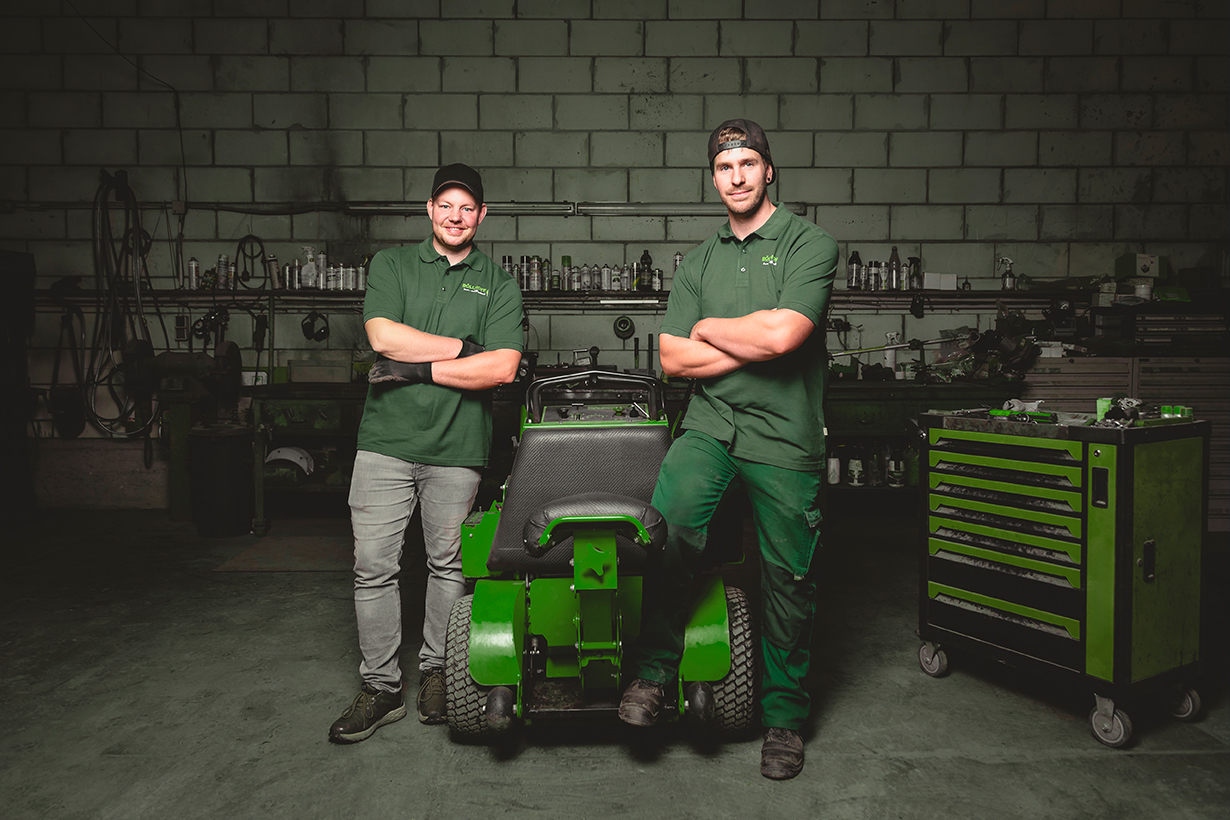 boellhoff-galabau-baumpflege-teamfoto-team-werkstatt-neu Zwei Böllhoff-Mitarbeiter in der Werkstatt.